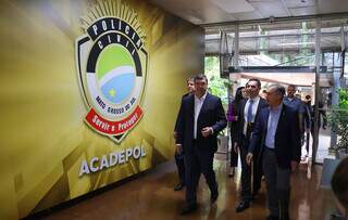 Governador Eduardo Riedel em visita à Academia de Polícia, em Campo Grande.  (Foto: Assessoria)