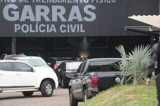 Policiais chegando na sede do Garras após cumprimento de mandados. (Foto: Marcos Maluf)