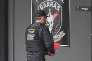 Agentes do Gaeco chegando na sede do Garras. (Foto: Marcos Maluf)