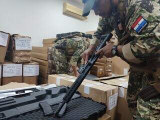 Agentes da Senad separam armas apreendidas em operação nesta terça (Foto: Divulgação)
