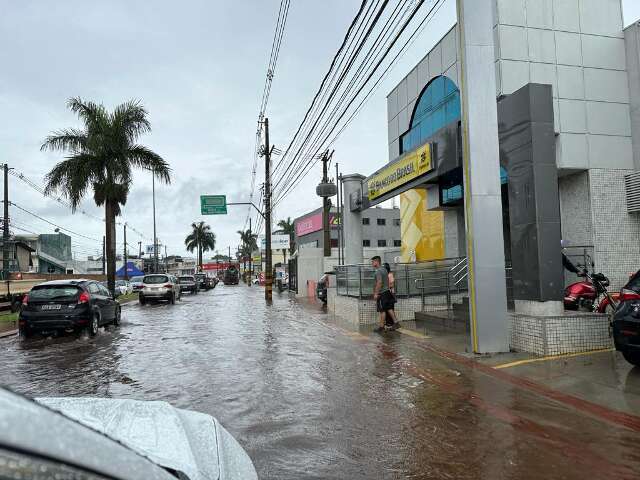 Em pouco tempo de chuva, Avenida Zahran alaga e complica vida de pedestres