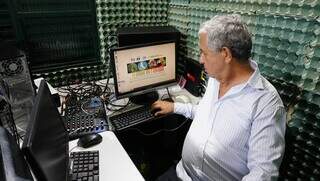 Aristides criou estúdio para rádio web em &#34;fazendinha&#34; na Vila Bandeirantes. (Foto: Alex Machado)