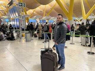 O douradense Emerson Peres no aeroporto de Madrid, no último sábado, era só o início da aventura para chegar em Munique, na Alemanha - Foto: Paulo Nonato de Souza