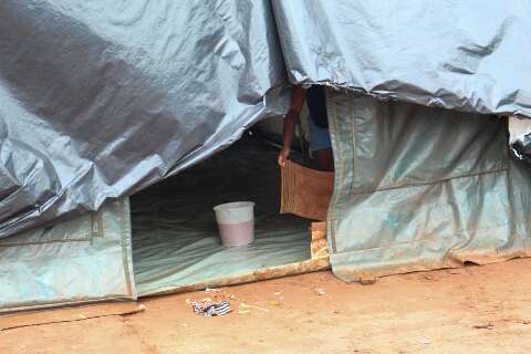 Após incêndio, moradores do Mandela sofrem com barracos alagados pela chuva