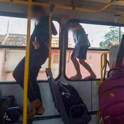 De pé em bancos e janelas, alunos geram transtornos para passageiros de ônibus