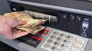 Saque de dinheiro em caixa eletrônico. (Foto: PMCG)