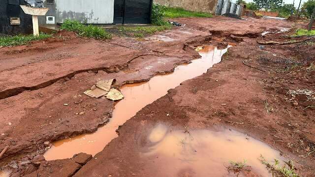 Cratera no meio da rua impede acesso de carros e moradores reclamam