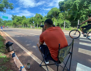 Jeferson Alves durante dia de fotografia no Parque dos Poderes, em Campo Grande (Foto: Thailla Torres)