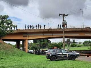 Movimentação de curiosos e Polícia Civil no local (Foto: Geniffer Valeriano)