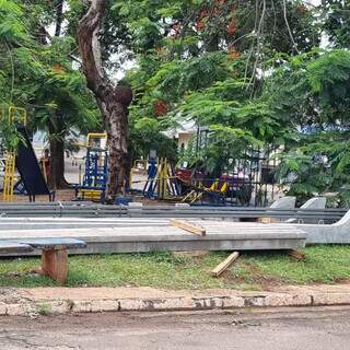 Postes de concreto pré-moldados são deixados em praça na Vila Carvalho (Foto: Direto das Ruas)