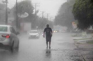 Na Avenida José Nogueira Vieira, pedestre foi surpreendido pela chuva (Foto: Juliano Almeida)
