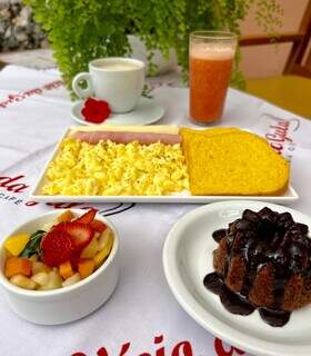 Café da manhã dos hotéis de Bonito: frutas tropicais e sucos não faltam na mesa: Foto Arquivo.
