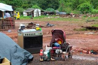 Objetos das famílias colocados para fora dos barracos depois da chuva (Foto: Juliano Almeida)