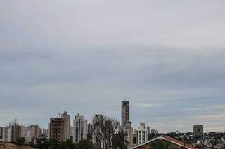 Céu de Campo Grande na manhã desta quarta-feira. (Foto: Henrique Kawaminami)