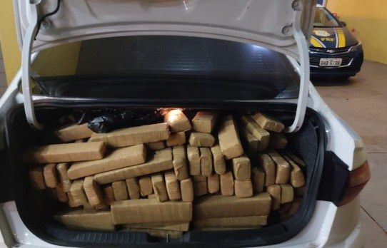 Motorista &eacute; preso com meia tonelada de maconha em carro furtado