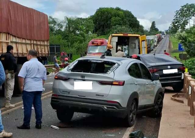 Acidente entre tr&ecirc;s ve&iacute;culos faz caminh&atilde;o tombar e interdita trecho de rodovia