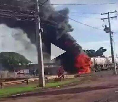 Carreta com diesel explode ap&oacute;s bater em outro caminh&atilde;o na regi&atilde;o do Itamarac&aacute;