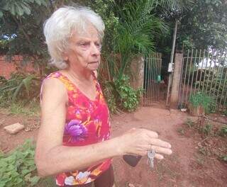 Dimiciana Lacerda, de 77 anos, fala sobre transtornos causados pelas chuvas (Foto: Alison Silva)