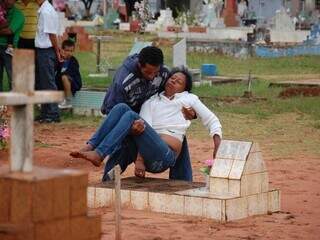 No velório, em 2011, Lucilene desmaiou e precisou ser amparada (Foto/Arquivo)