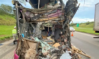 Ônibus ficou com a frente totalmente destruída (Foto: divulgação / Corpo de Bombeiros) 