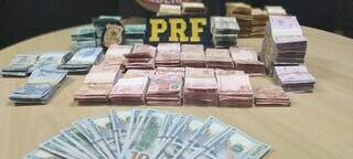O dinheiro foi apreendido pela PRF (Foto: Divulgação )