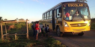 Crianças aguardam por ônibus escolar em rodovia. (Foto: Arquivo/Campo Grande News)