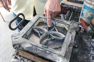 Empresário mostra gabarito utilizado para decorar peças. (Foto: Marcos Maluf)