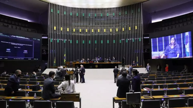 Câmara dos Deputados aprova projeto de proteção a mulheres em boates e shows