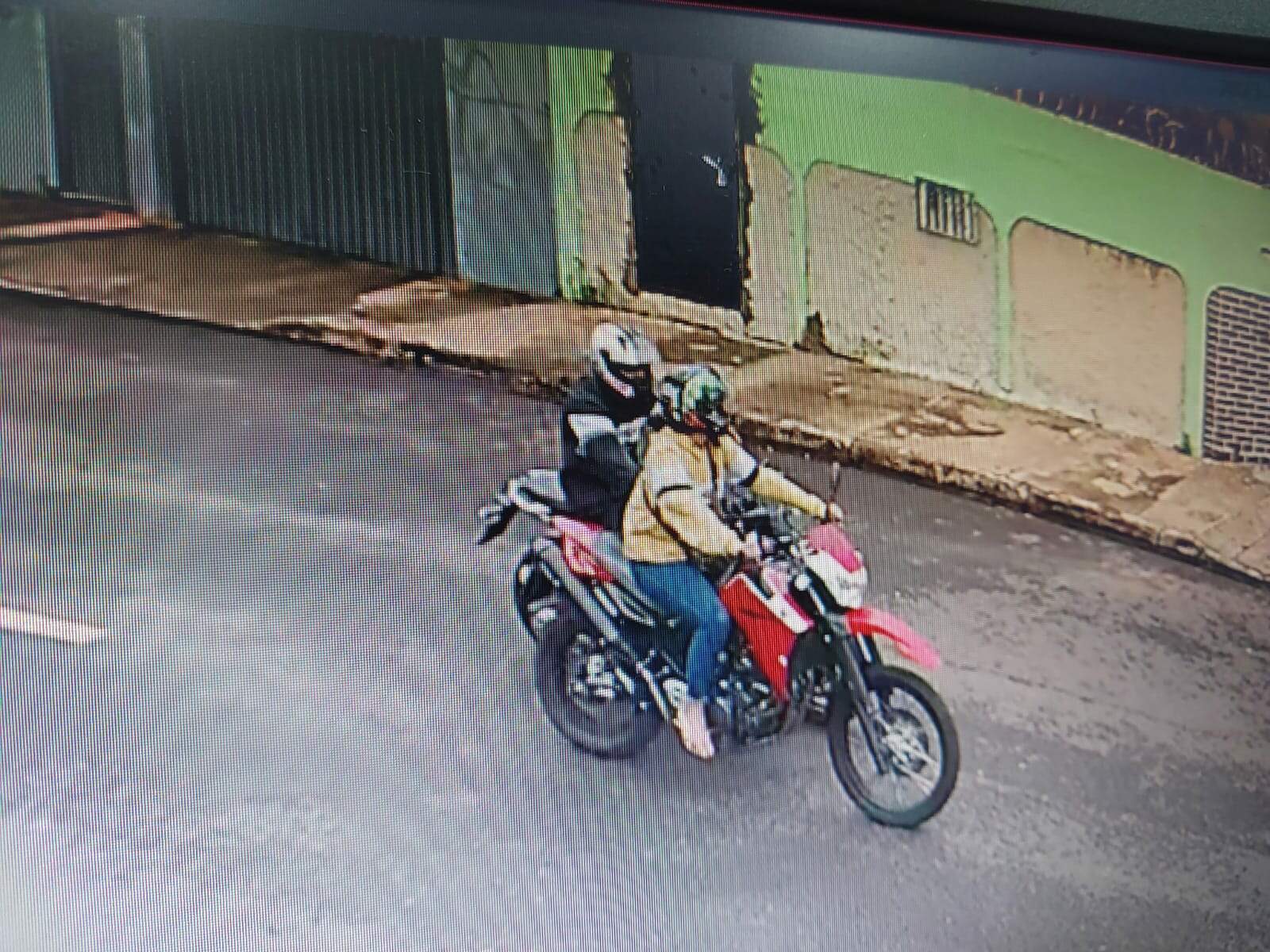 Vídeo mostra dupla empurrando motocicleta furtada no Jardim Leblon