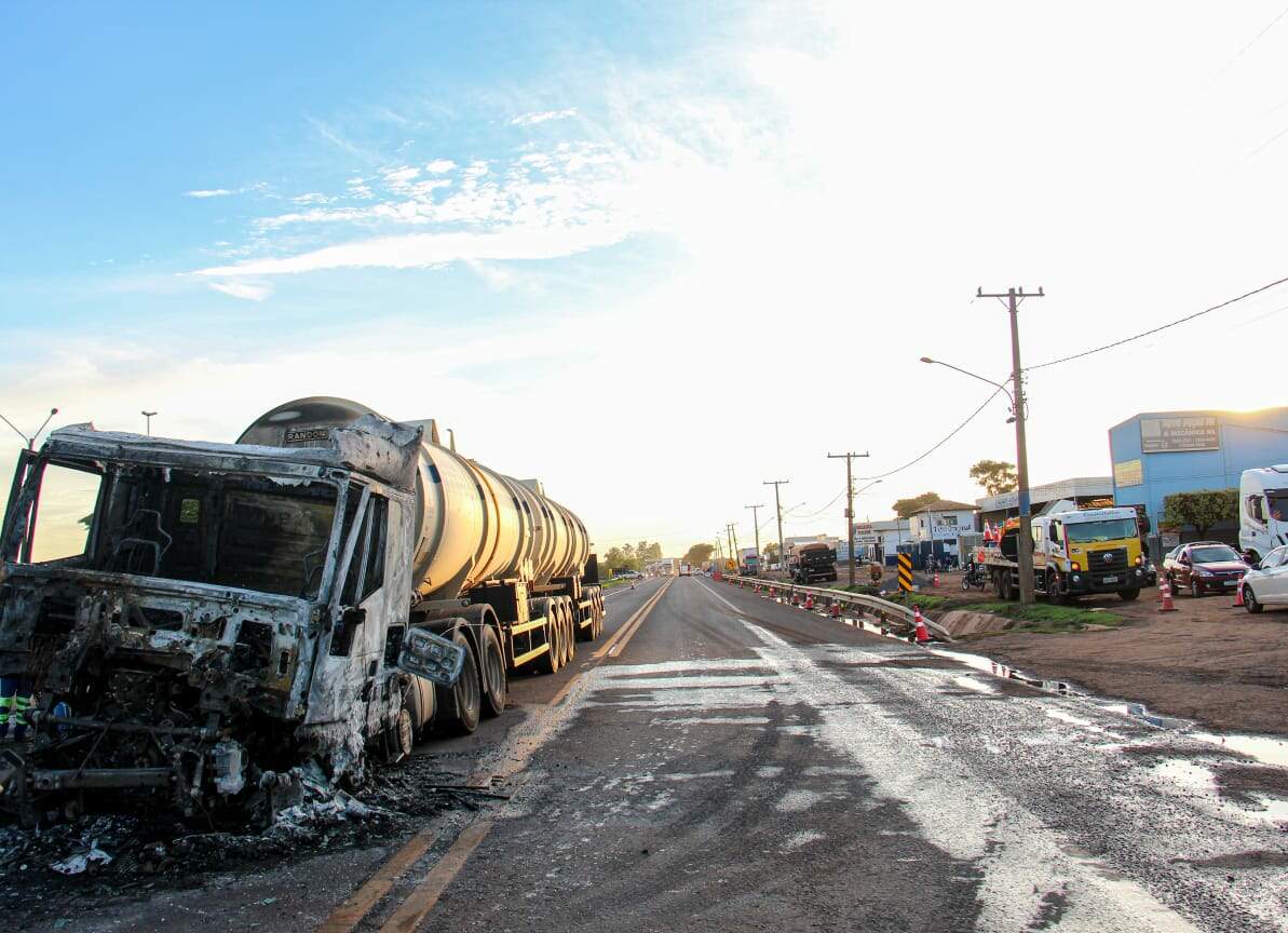 Carreta com diesel explode após bater em outro caminhão na região do Itamaracá