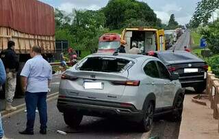 Veículos envolvidos no acidente e congestionamento na rodovia (Foto: Jornal do Conesul)