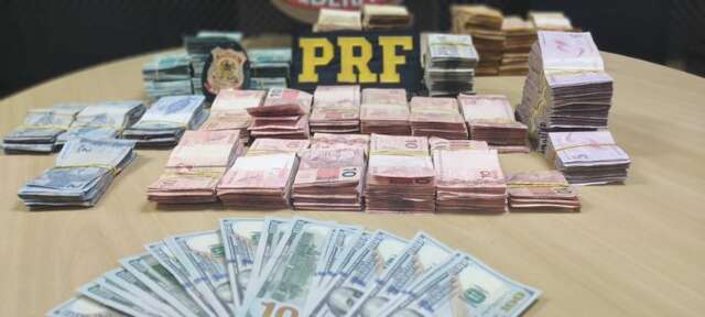 Bolivianos s&atilde;o presos pela PRF com d&oacute;lares e R$ 241 mil em MS 