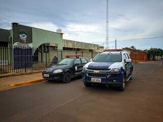 Viaturas policiais em frente à delegacia de Aparecida do Taboado, onde o caso foi registrado. (Foto: Divulgação)