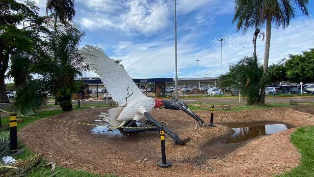 Artista deve demorar três meses para recuperar tuiuiú destruído durante a chuva
