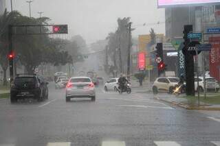 Chuva forte registrada no período da tarde de ontem na Avenida Afonso Pena (Foto: Juliano Almeida)