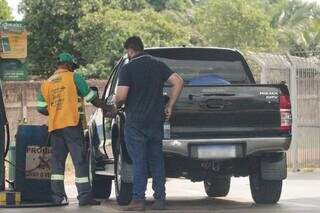 Funcionário abastece veículo em posto de combustíveis da Capital (Foto: Arquivo/Campo Grande News)