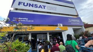 Pessoas aguardam por atendimento na sede da Funsat, situada na Rua 14 de Julho. (Foto: Demilson Secreta/Funsat)