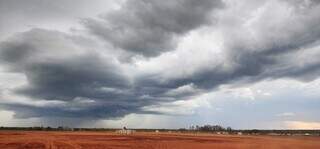 Nuvens escuras são registradas em Três Lagoas, na saída para Brasilândia (Foto: Ricardo Ojeda/Perfil News)