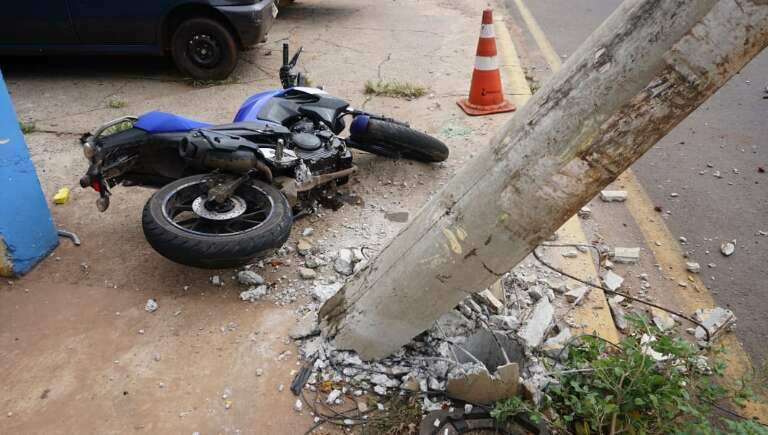 Motocicleta caída ao lado do poste quebrado (Foto: Alex Machado)