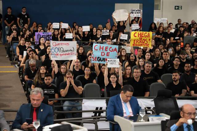 Em protesto contra Fapec, estudantes e professores lotam C&acirc;mara Municipal