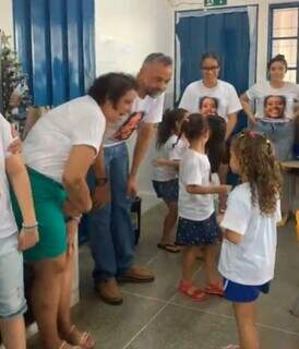 Pais de Ana Clara visitaram alunos da escola onde a acadêmica trabalhava. (Foto: Reprodução)