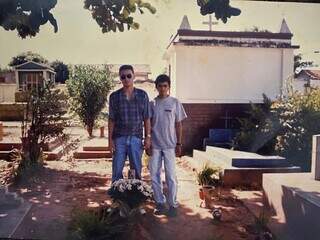 De óculos, José ao lado do irmão em Mato Grosso do Sul. (Foto: Arquivo pessoal)