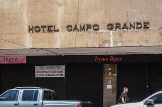 Cartaz mostra que lojas instaladas na entrada do Hotel Campo Grande foram realocadas para outro endereço (Foto: Henrique Kawaminami)