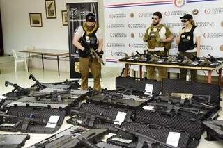 Agentes da Senad apresentam armas apreendidas durante a Operação Dakovo (Foto: ABC Color)