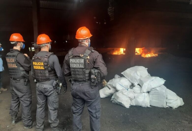 Pol&iacute;cia Federal incinera 1 tonelada de coca&iacute;na em Corumb&aacute;