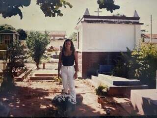 Irmã de José em registro feito em um cemitério em 1998. (Foto: Arquivo pessoal)