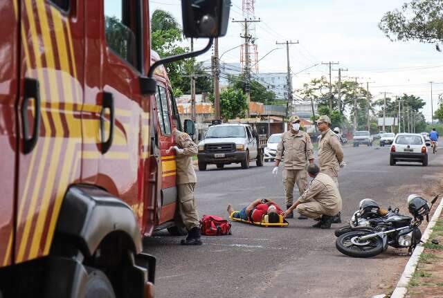 Motociclista fica em estado grave ap&oacute;s atropelar cachorro no meio da rua