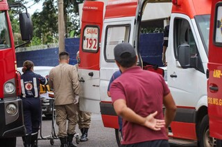 Vítima sendo colocada na ambulância do Samu. (Foto: Henrique Kawaminami)