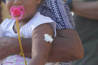 Criança que acabara de receber dose de vacina contra covid em Campo Grande. (Foto: Arquivo/Marcos Maluf)