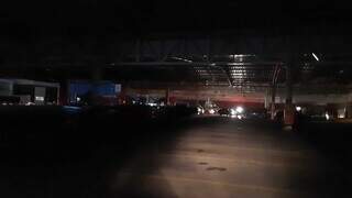 Estacionamento de supermercado situado na Avenida Brilhante segue apagado. (Foto: Ana Beatriz Rodrigues)